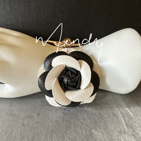 Camellia Black & White Flower Purse Bag Bling Sparkle BagCharm/Keychain - Picture 3 of 5